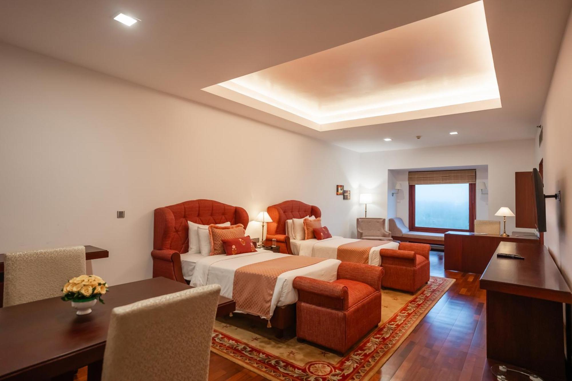 The Leela Ashtamudi, A Raviz Hotel Kollam Exterior photo A suite at the Taj Bengal